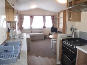 a kitchen and living room in a caravan at Dinas in Llanbedr