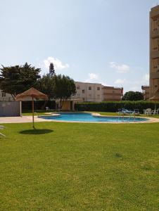 Bazén v ubytování Apartamento Gran Sol cerca de la playa en La Manga nebo v jeho okolí