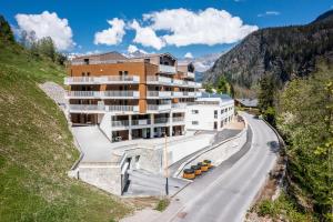 un edificio su una collina vicino a una strada di Apartment Camox, Les Houches - by EMERALD STAY a Les Houches Altre 28 foto