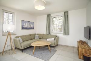 Et tv og/eller underholdning på Rex Rugia FeWo12-1 mit Schwimmbad und Saunanutzung im AHOI-Erlebnisbad Sellin