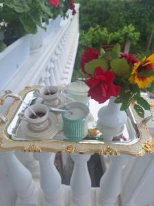 Set per la preparazione di tè e caffè presso Guest home Guri