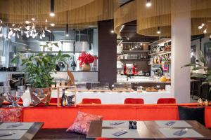 ein Restaurant mit roten Sofas und einer Theke in der Unterkunft BS Boutique Hotel in Heidelberg