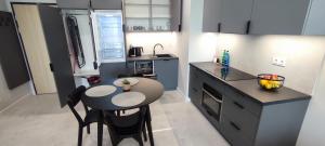 Kuchyň nebo kuchyňský kout v ubytování GOLD APARTMENTS Panorama Kwiatkowskiego