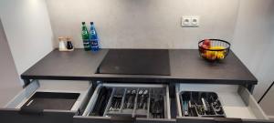 Kuchyň nebo kuchyňský kout v ubytování GOLD APARTMENTS Panorama Kwiatkowskiego + 21 fotografií