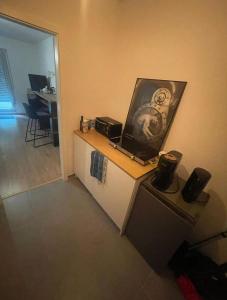 a room with a desk with a picture on the wall at Apartment mit Terrasse, 200m Hbf in Bruchsal +11 photos