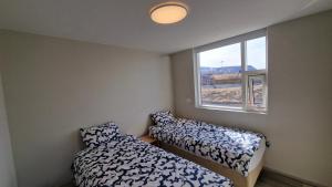 Rúm í herbergi á Hunavellir Guesthouse
