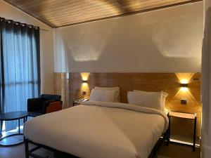 Eat and Read Hotel客房内的一张或多张床位