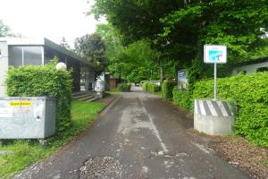 因特拉肯Aare Studio 1的房屋前有标志的街道