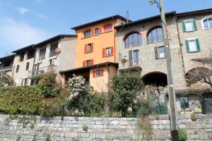 BreganzonaにあるCasa Con Alma Luganoの石垣前の大きな建物