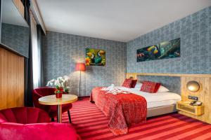 ヴェルヴィエにあるホテル ヴェルビエ ヴァン デル ヴァルクのベッドとテーブルと椅子のあるホテルの部屋 +35枚の写真