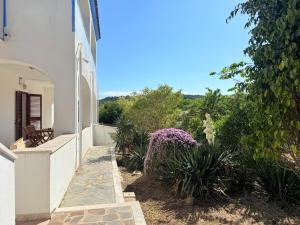 Zahrada ubytování La Casa del Viale - Appartamento a Cala Liberotto a pochi minuti dal mare
