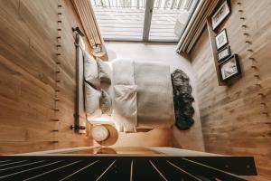 a room with a bed and towels on a wall at Naturhotel Die Maise in Hayingen