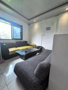 Χώρος καθιστικού στο OYO 94563 Mamanu Sukadamai Residence