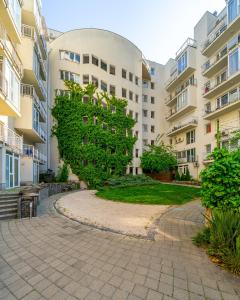 un árbol frente a un edificio en Akácfa 413 City Getaway, en Budapest