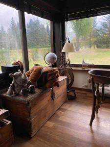 una stanza con un cane sdraiato sopra una scatola di legno di El Refugi de Tartera, Cerdanya a Prats i Sansor