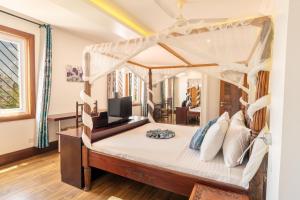 TV/trung tâm giải trí tại Queens Chateau Boutique Villa