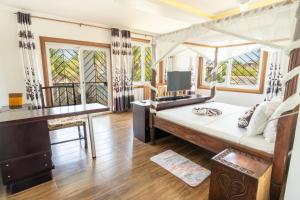 Giường trong phòng chung tại Queens Chateau Boutique Villa +41 ảnh
