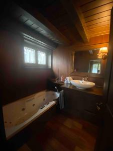 un bagno con vasca e lavandino di El Refugi de Tartera, Cerdanya a Prats i Sansor