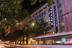 a city street at night with a building w obiekcie Mason Hotel w Szanghaju