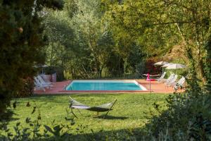 Bazén v ubytování Podere Fignano, holiday home - apartments fully renovated 2024 nebo v jeho okolí