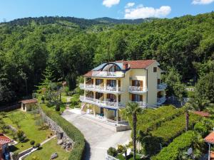 an aerial view of a house with a garden at Villa Mona Lisa Lovran - Croatia in Lovran