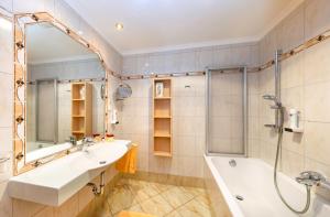 A bathroom at Berg & SPA Hotel Urslauerhof