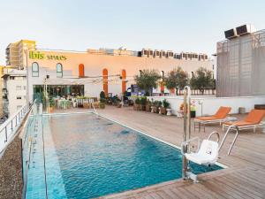 basen na dachu budynku w obiekcie Ibis Styles Sevilla City Santa Justa w Sewilli