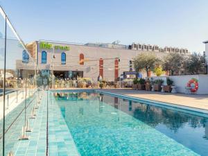 Basen w obiekcie Ibis Styles Sevilla City Santa Justa lub w pobliżu
