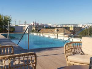 Basen w obiekcie Ibis Styles Sevilla City Santa Justa lub w pobliżu