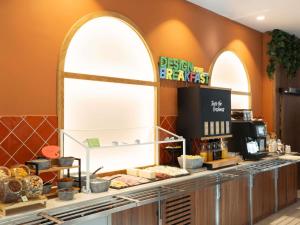 Zestaw do parzenia kawy i herbaty w obiekcie Ibis Styles Sevilla City Santa Justa