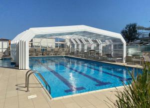 The swimming pool at or close to Hotel Majestic
