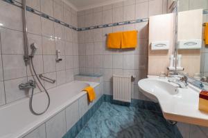 A bathroom at Berg & SPA Hotel Urslauerhof