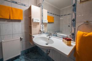 A bathroom at Berg & SPA Hotel Urslauerhof