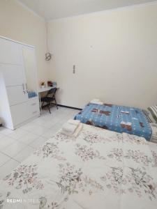 Ένα ή περισσότερα κρεβάτια σε δωμάτιο στο Kos Menteng Jakpus