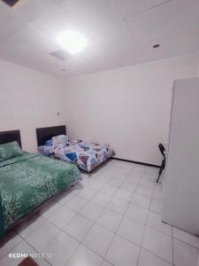 Ένα ή περισσότερα κρεβάτια σε δωμάτιο στο Kos Menteng Jakpus