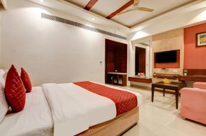 Televisyen dan/atau pusat hiburan di Hotel Krishna - By RCG Hotels, Centrally Located, New Delhi
