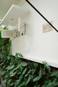 un bâtiment avec un tas de plantes devant lui dans l'établissement Comfy Room Yogyakarta BY Hamsa Putih, à Yogyakarta