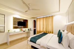 Televisyen dan/atau pusat hiburan di Hotel Krishna - By RCG Hotels, Centrally Located, New Delhi