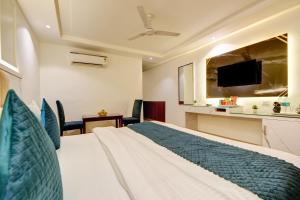 Televisyen dan/atau pusat hiburan di Hotel Krishna - By RCG Hotels, Centrally Located, New Delhi