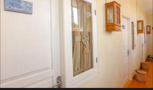 une porte blanche avec une fenêtre dans une pièce dans l'établissement Comfy Room Yogyakarta BY Hamsa Putih, à Yogyakarta