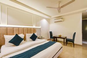 Katil atau katil-katil dalam bilik di Hotel Krishna - By RCG Hotels, Centrally Located, New Delhi