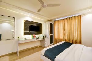 Televisyen dan/atau pusat hiburan di Hotel Krishna - By RCG Hotels, Centrally Located, New Delhi