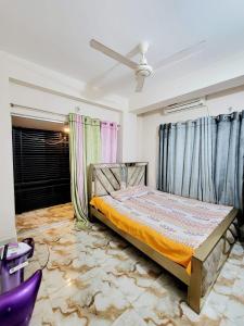 Ένα ή περισσότερα κρεβάτια σε δωμάτιο στο Full Two Bed Apartment in Dhaka