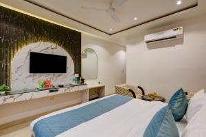 Televisyen dan/atau pusat hiburan di Hotel Krishna - By RCG Hotels, Centrally Located, New Delhi