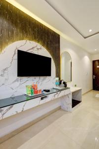Televisyen dan/atau pusat hiburan di Hotel Krishna - By RCG Hotels, Centrally Located, New Delhi