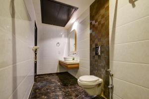 Bilik mandi di Hotel Krishna - By RCG Hotels, Centrally Located, New Delhi
