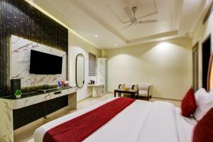 Televisyen dan/atau pusat hiburan di Hotel Krishna - By RCG Hotels, Centrally Located, New Delhi