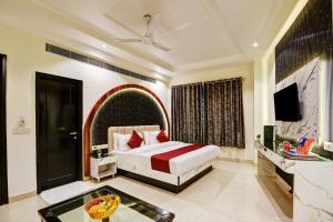 Televisyen dan/atau pusat hiburan di Hotel Krishna - By RCG Hotels, Centrally Located, New Delhi