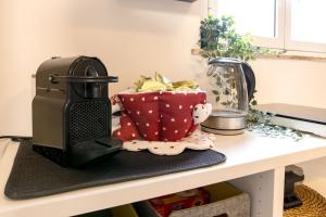 encimera de cocina con tostadora sobre una mesa en Casteldaci Sea house - Exclusive brand "Holiday in the CT", en Aci Castello