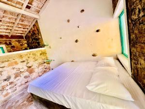 um quarto com uma cama em um quarto com janela em Genderless Jungle em Matale
